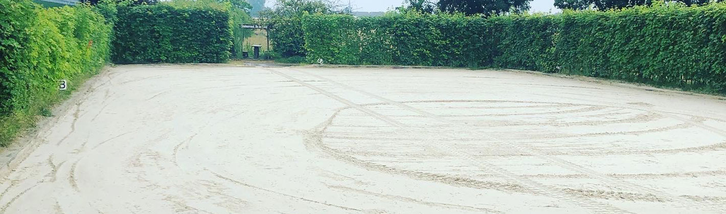 Grenzhof Aussenplatz1420x420